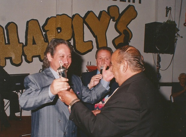 La imagen tiene un atributo ALT vacío; su nombre de archivo es charly2.jpg